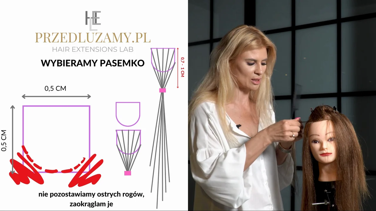 Instruktorka omawia dobór pasemka przy główce treningowej — fragment lekcji kursu przedłużania włosów