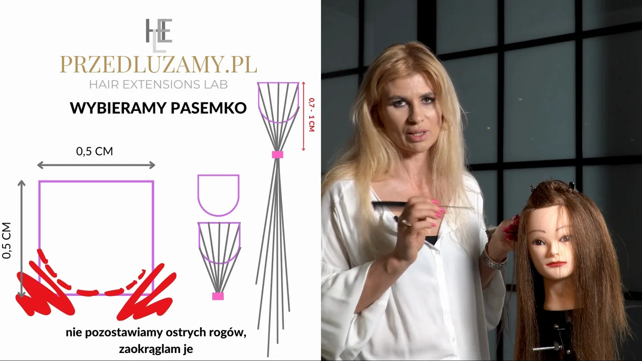 Instruktorka omawia dobór pasemka przy główce treningowej — fragment lekcji kursu przedłużania włosów